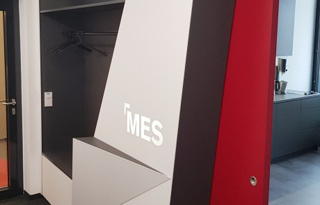 Büro-Geschäftseinrichtung-Garderobe-modern-Logo-Beleuchtung-rot-weiß-graphit-lackiert1