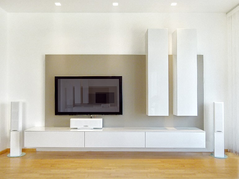 Wohnzimmer-Verbau-Fernseher-Kuben-weiß-lackiert-grau-1