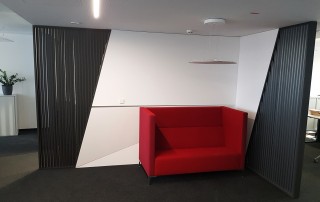 Büro-Geschäftseinrichtung-Raumteilung-Lamellen-Sitzecke-weiß-graphit-schwarz-lackiert1a