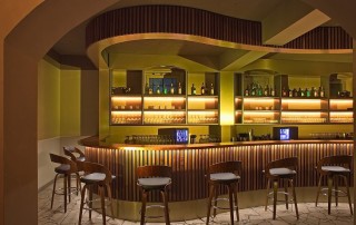 Club-Restaurant-Bar-Kaffeehaus-Barbereich-Massivholz-Nuss-Kupfer-Aluminium3
