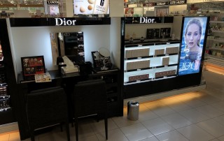 Shopeinrichtung-Geschäftseinrichtung-Ladenbau-POS-Möbel-Produktpräsentation-Hochglanz-weiß-schwarz-Logo-Werbevisual-LED-Beleuchtung-Spiegel-1