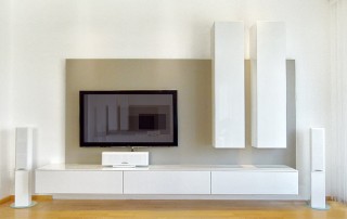 Wohnzimmer-Verbau-Fernseher-Kuben-weiß-lackiert-grau
